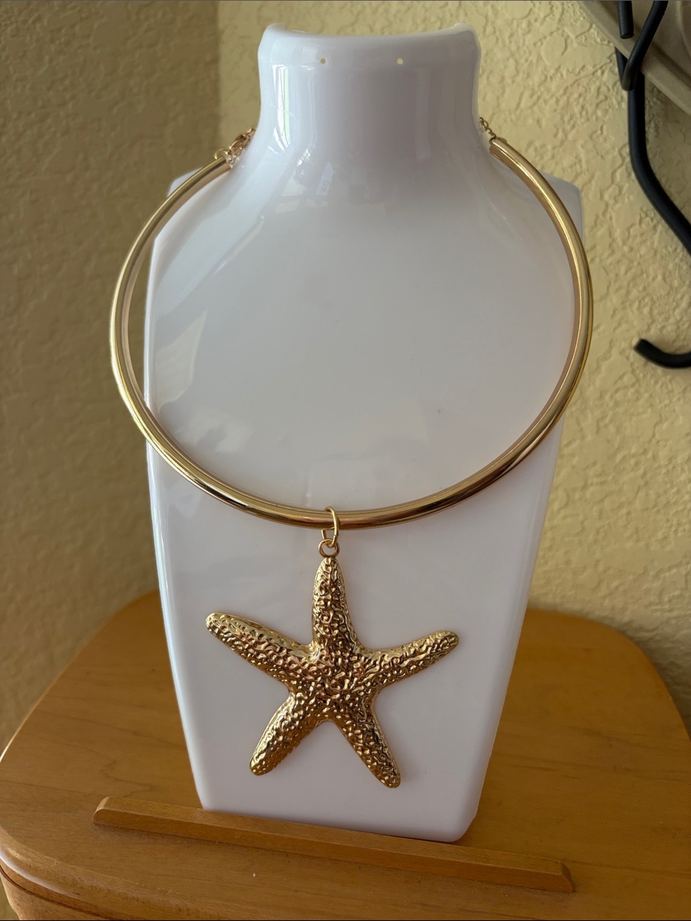Gold Starfish Pendant Choker Necklace - Unbranded - Picture 1 of 4